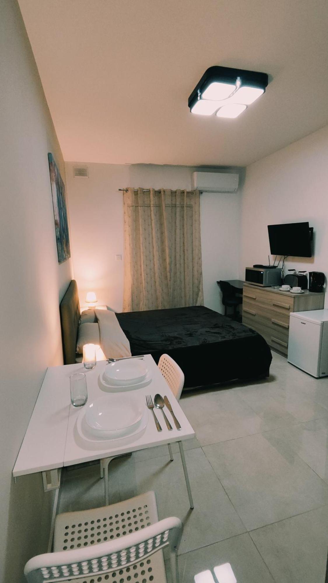 Fairwinds - Double With Ensuite - Airport - Self Check In & Out Available Privatunterkunft *